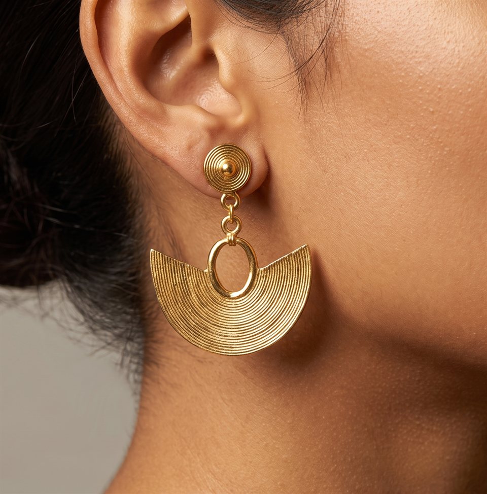 Gold smooth-filigree nariguera drop earring, worn