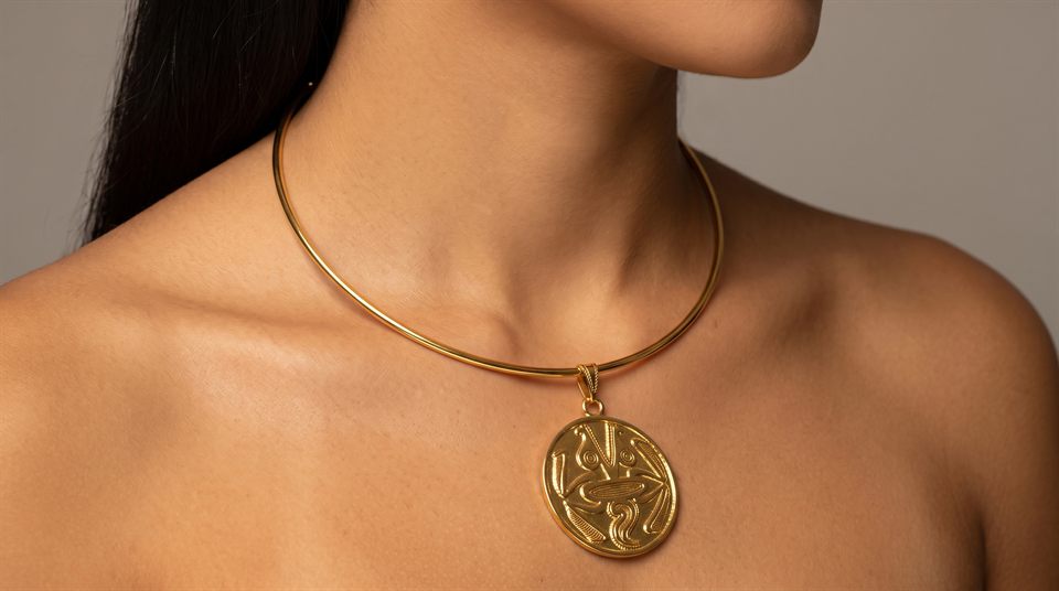 Rigid gold collar with a medallion engraved with the golden frog
